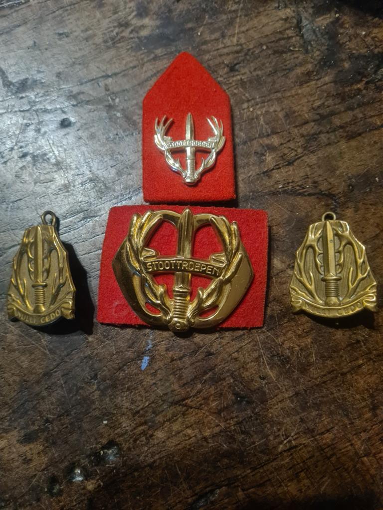 Barett en mouw emblemen, Ophalen of Verzenden, Landmacht, Nederland, Embleem of Badge