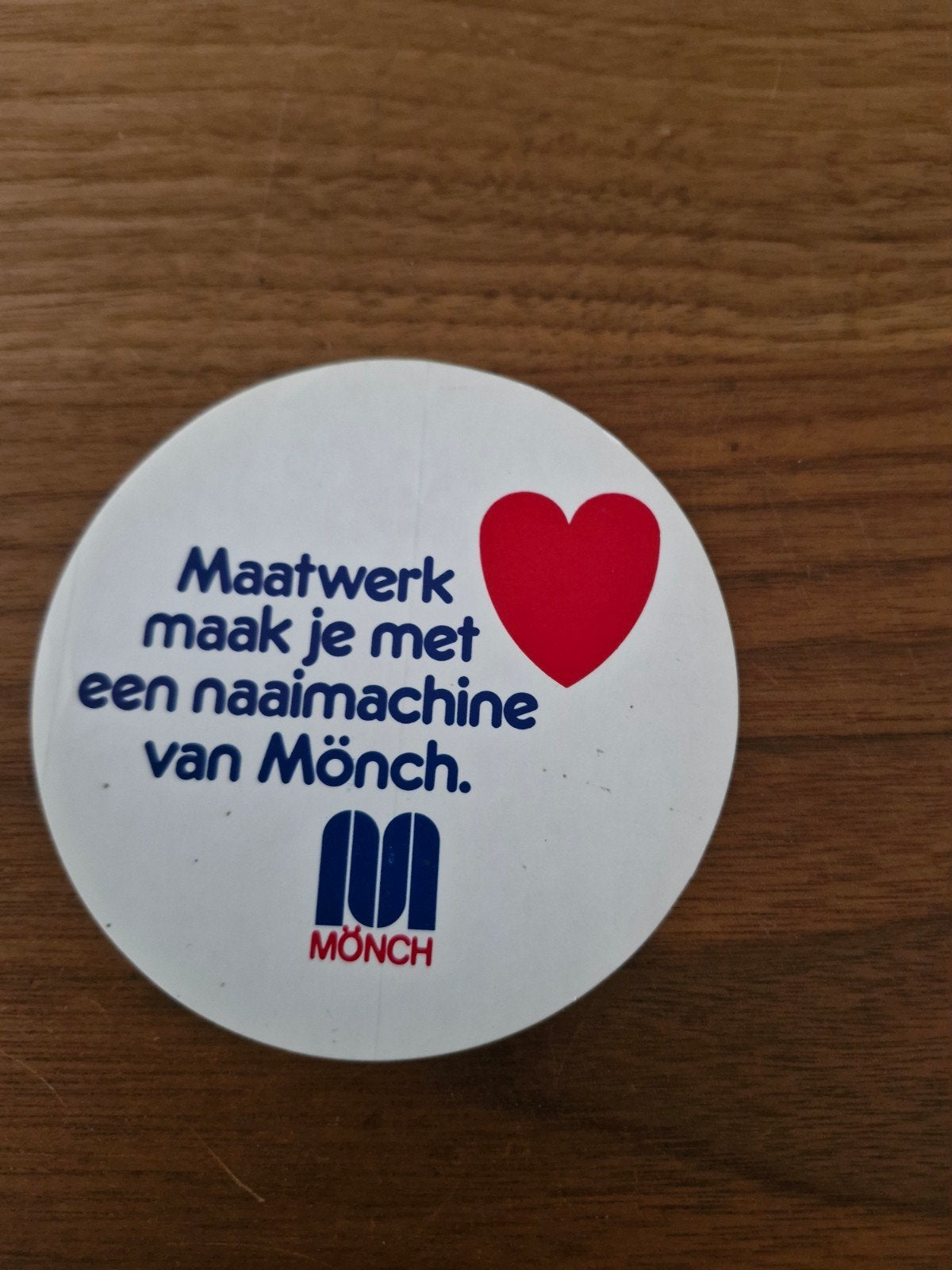 11448 Vintage MöNCH Naaimachine Sticker - Maatwerk met Liefd, Ophalen of Verzenden, Gebruikt, Overige typen