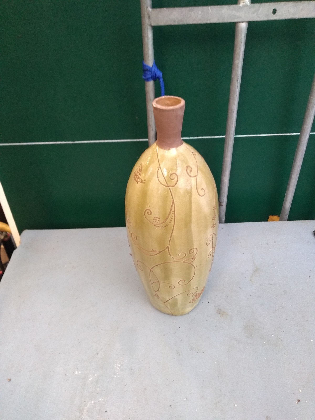 Unieke handgemaakte vaas met sierlijke decoratie, Ophalen