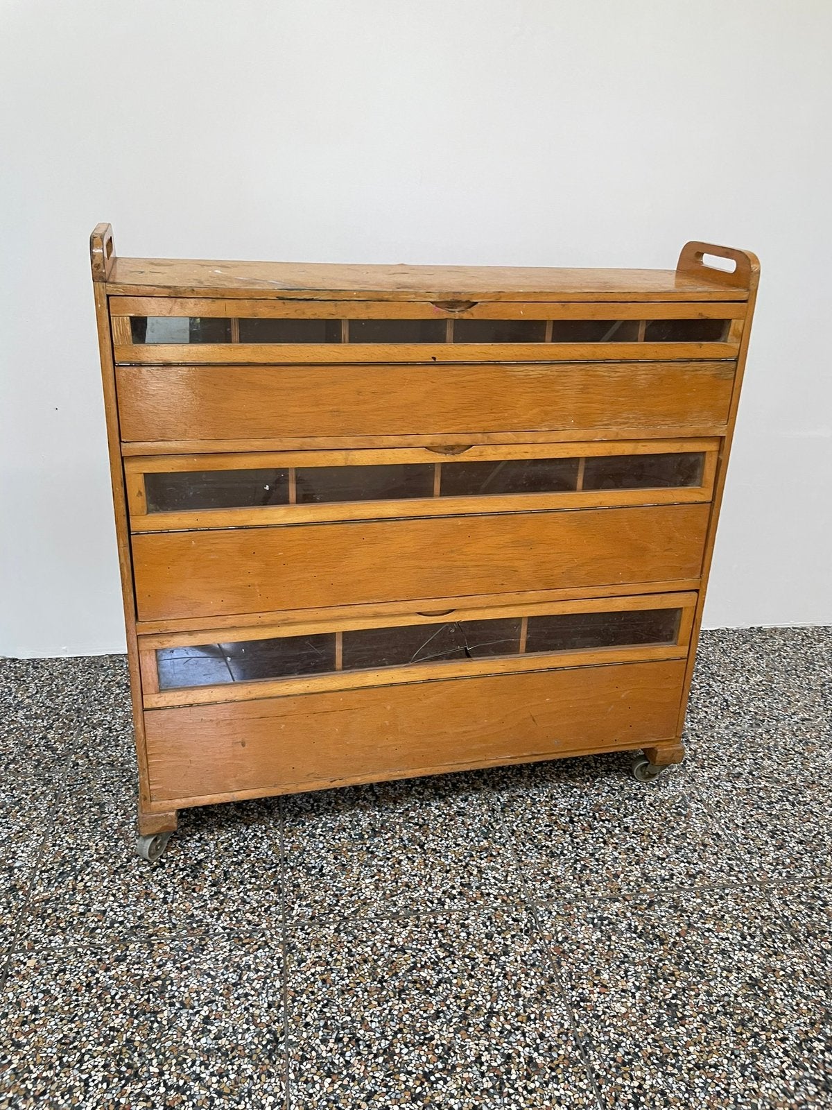 Vintage houten kastje op wielen - kinder of knutsel kast, Huis en Inrichting, Kasten | Ladekasten, Ophalen, Kunststof, 50 tot 100 cm