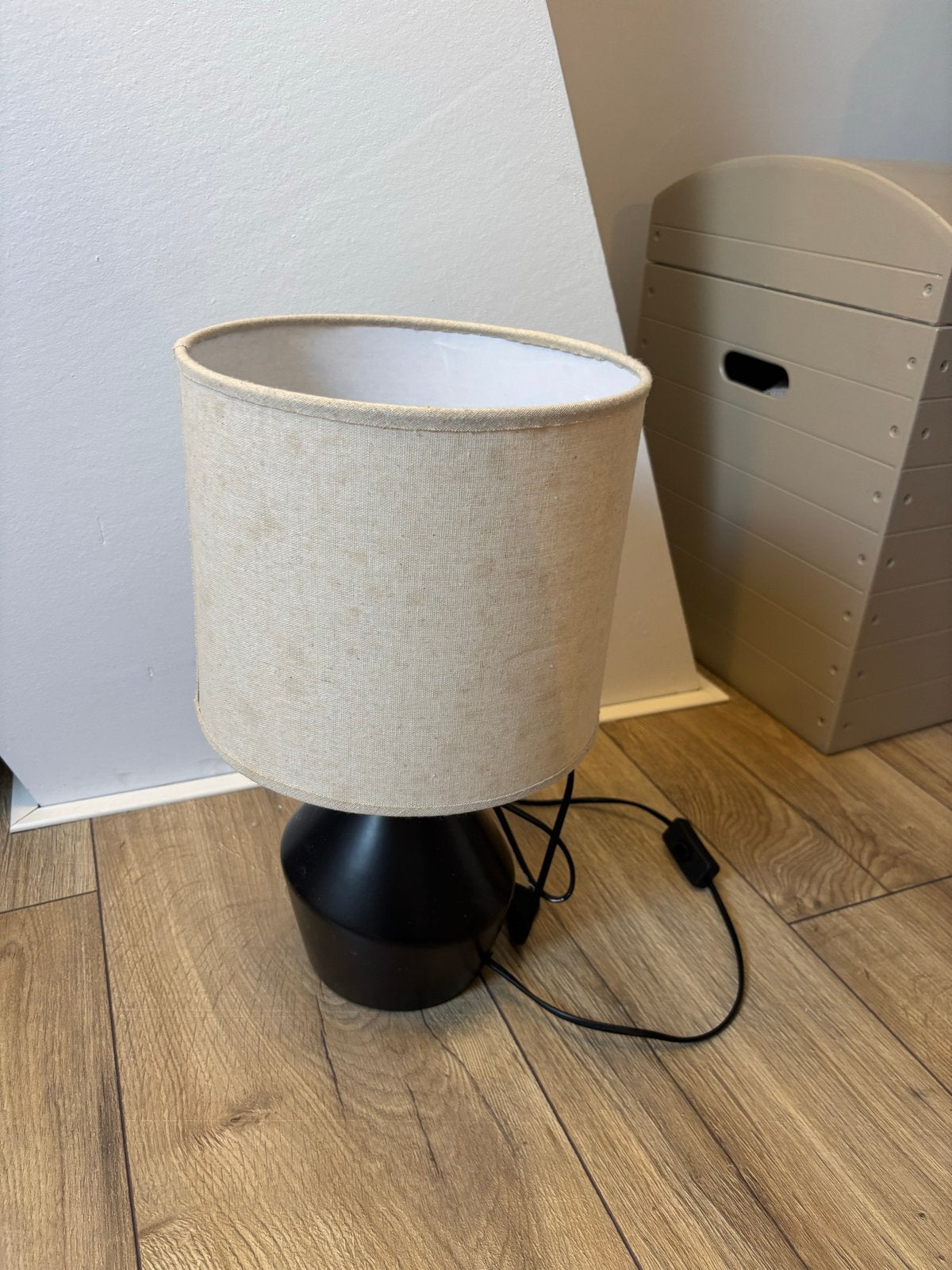 Tafellamp JYSK - Zwart met stoffen kap, Ophalen, Zo goed als nieuw, Metaal, Minder dan 50 cm