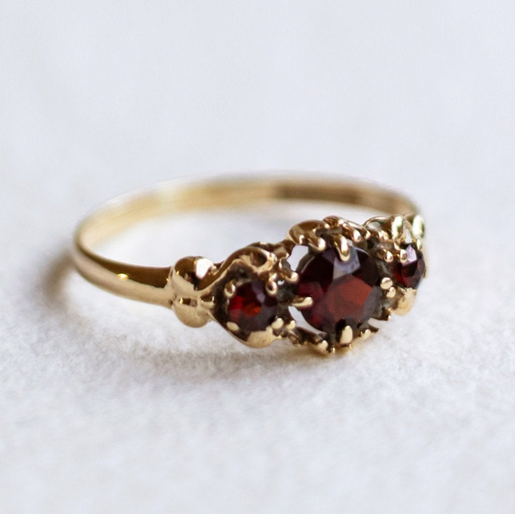 Vintage 9K gouden trilogy ring ring met granaat - 17, Ophalen of Verzenden, Zo goed als nieuw, 17 tot 18, Met edelsteen