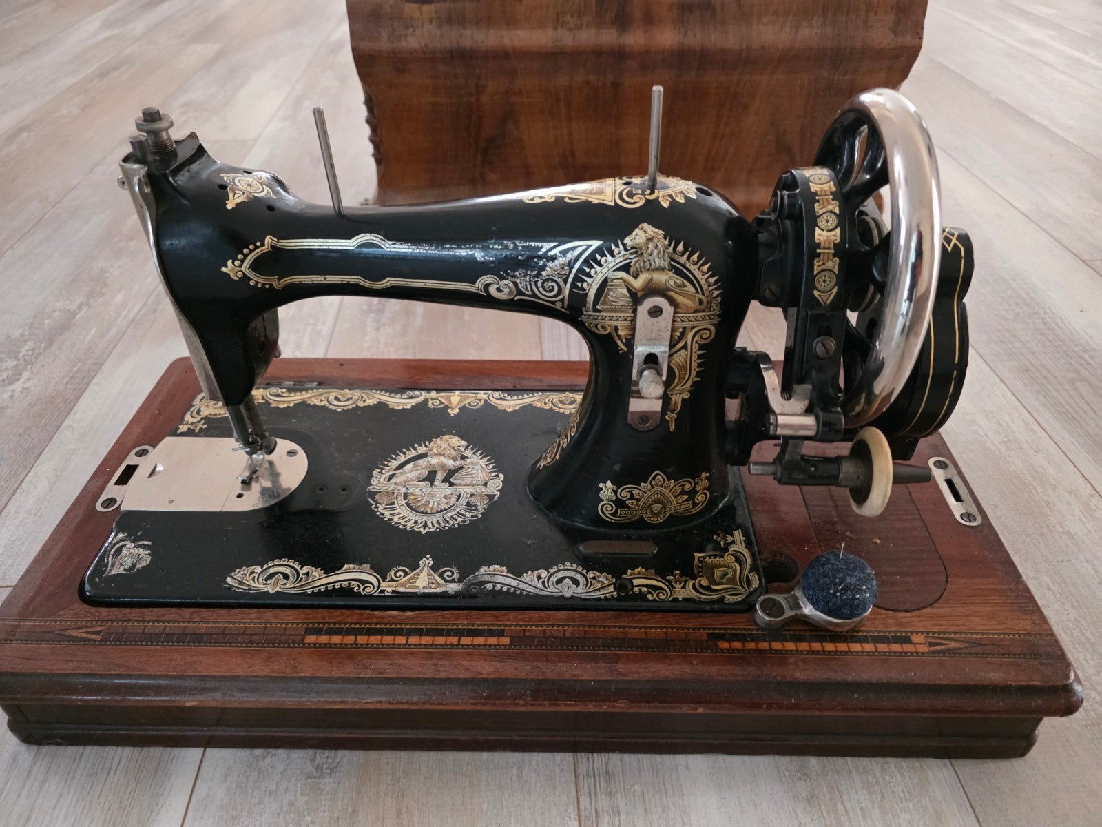 Antieke Naaimachine in Houten Kist, Ophalen