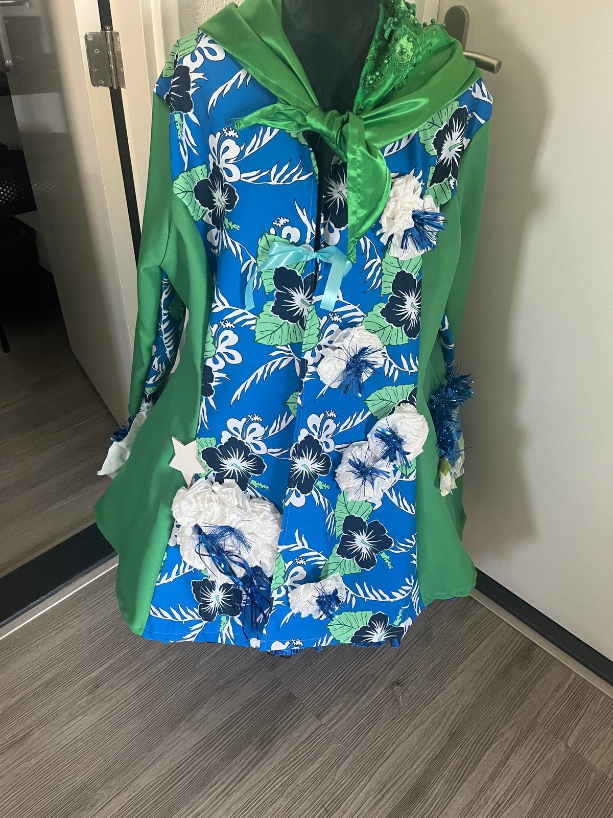 Unieke nieuwe blauw/groen/wit Carnavalsjas maat xl/xxl, Carnaval, Maat 46/48 (XL) of groter, Nieuw, Ophalen of Verzenden
