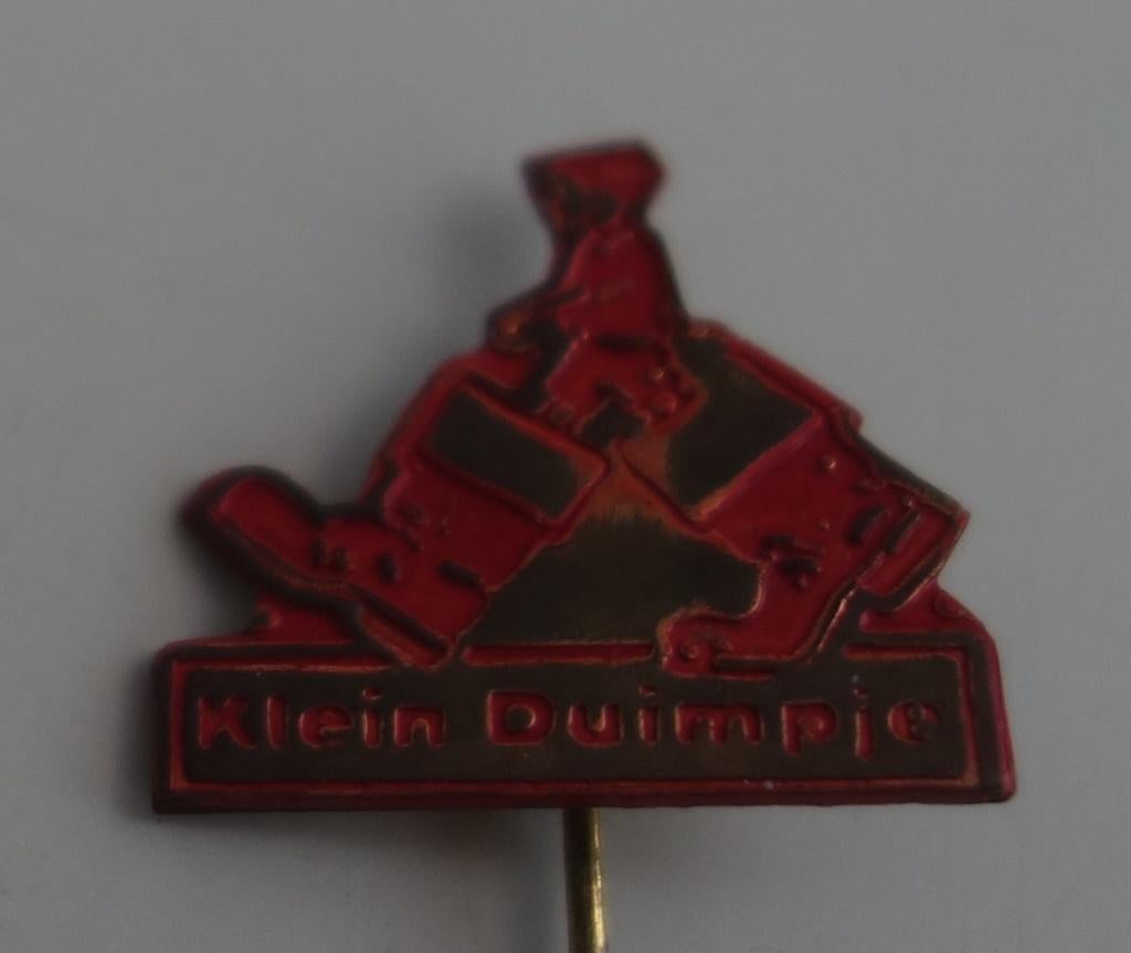 Vintage metalen speldje van Klein Duimpje, Verzamelen, Speldjes, Pins en Buttons, Verzenden, Gebruikt, Figuurtje, Speldje of Pin