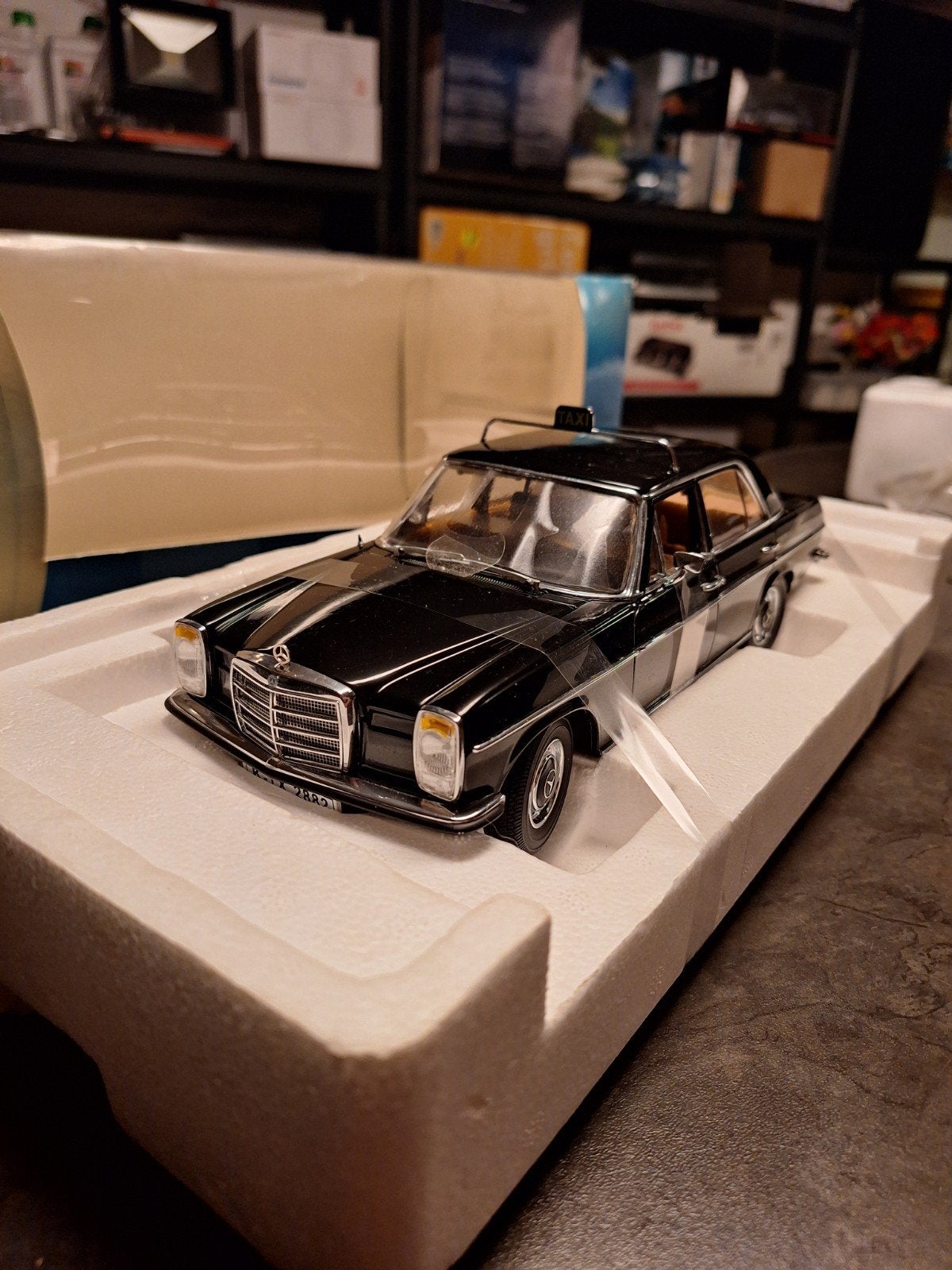 Mcg 1/18
Mercedes Benz 220 D
TAXI
Mercedes W115, Ophalen, Auto, ., Nieuw