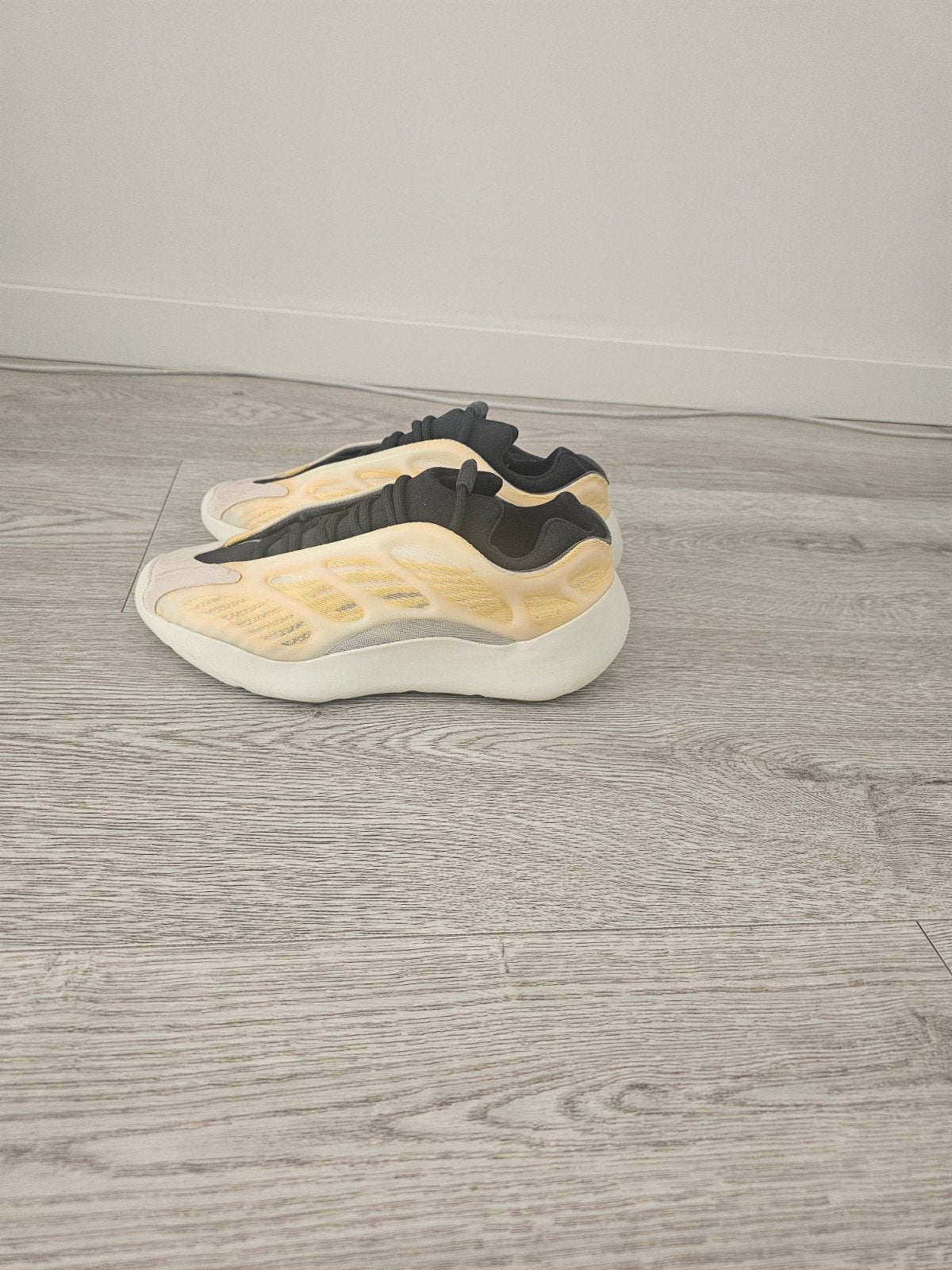 Yeezy Azael, Overige kleuren, Nieuw, Ophalen of Verzenden, Sneakers of Gympen