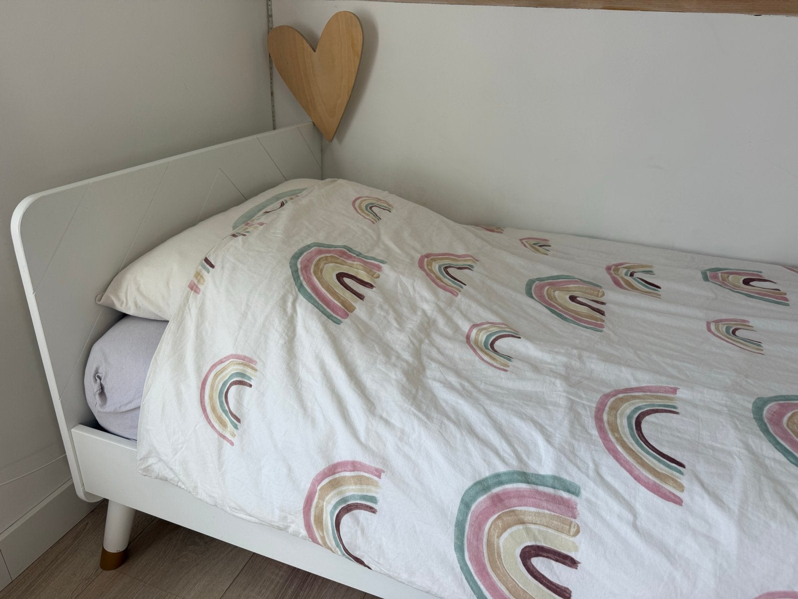 Eenpersoonsbed met gouden pootjes, Huis en Inrichting, Slaapkamer | Bedden, Ophalen, Gebruikt, 90 cm, Eenpersoons