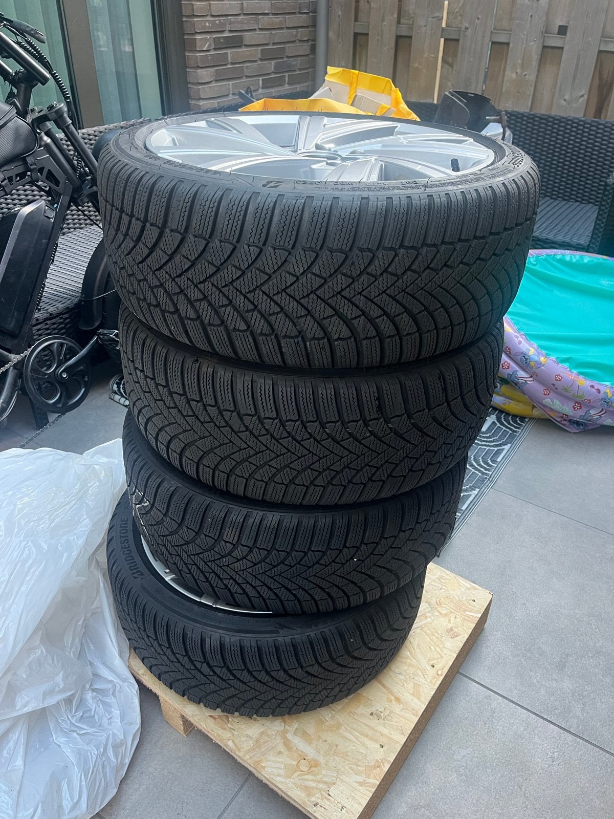 Bridgestone winterbanden met velgen - 18 inch, Auto-onderdelen, Banden en Velgen, Ophalen, 18 inch, Gebruikt, Banden en Velgen