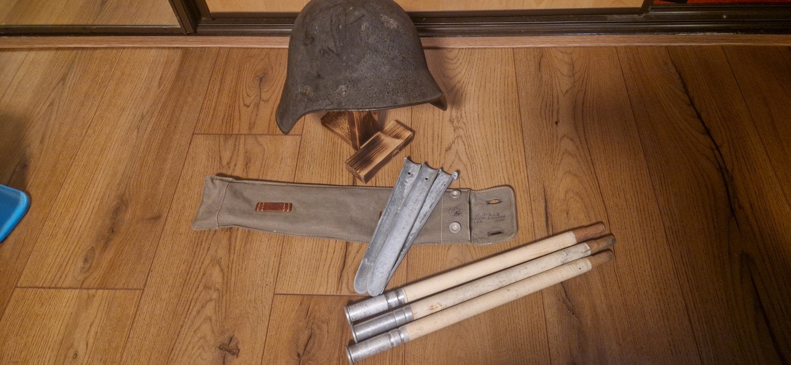 ww2 wo2 switsers helm en tentstokken 1940, Verzamelen, Ophalen of Verzenden, Overige gebieden, Helm of Baret