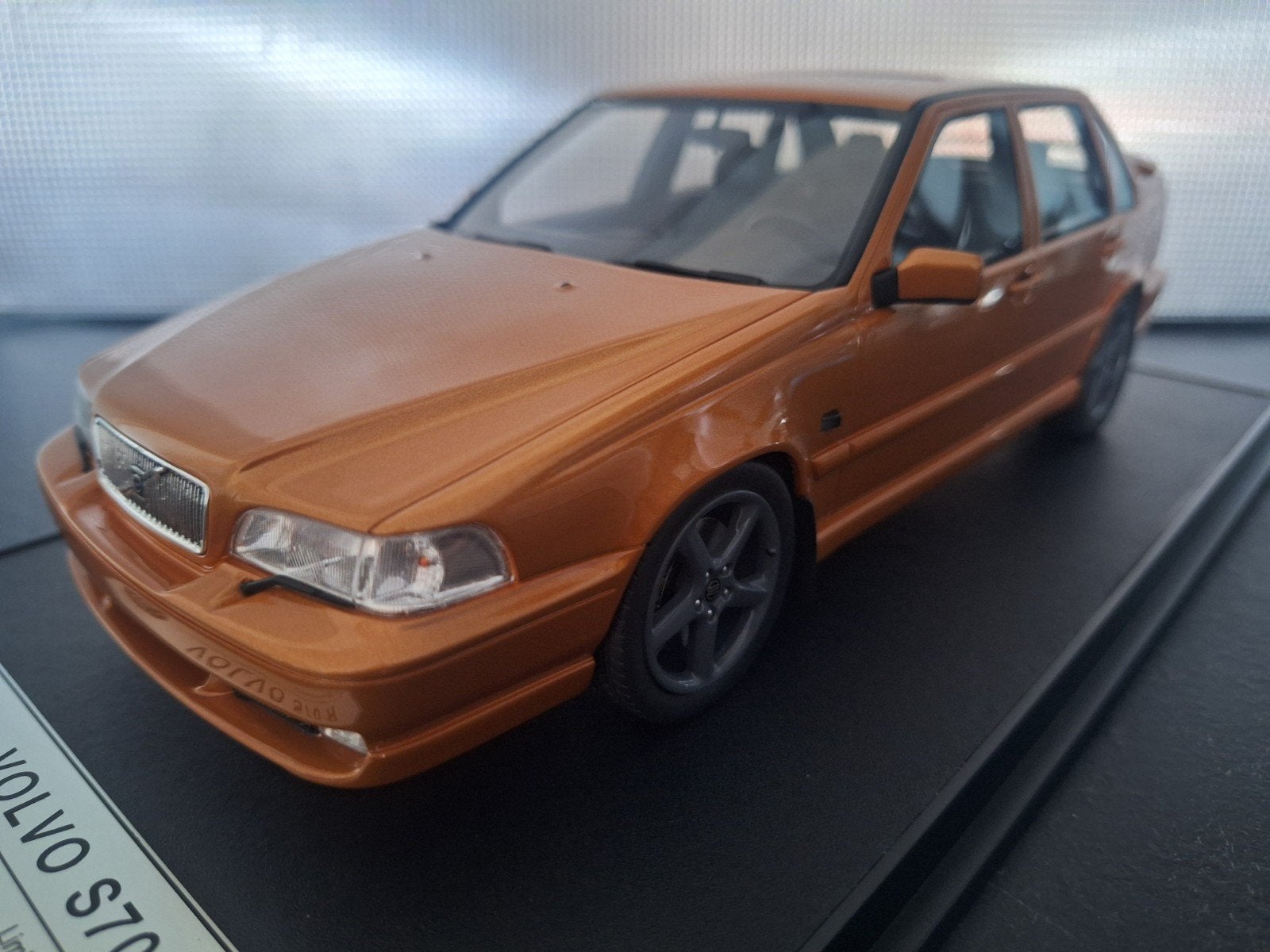 Volvo S70 R Saffraan incl Vitrine Schaal 1:18, Hobby en Vrije tijd, Modelauto's | 1:18, Auto, Nieuw, Ophalen of Verzenden, Radscale