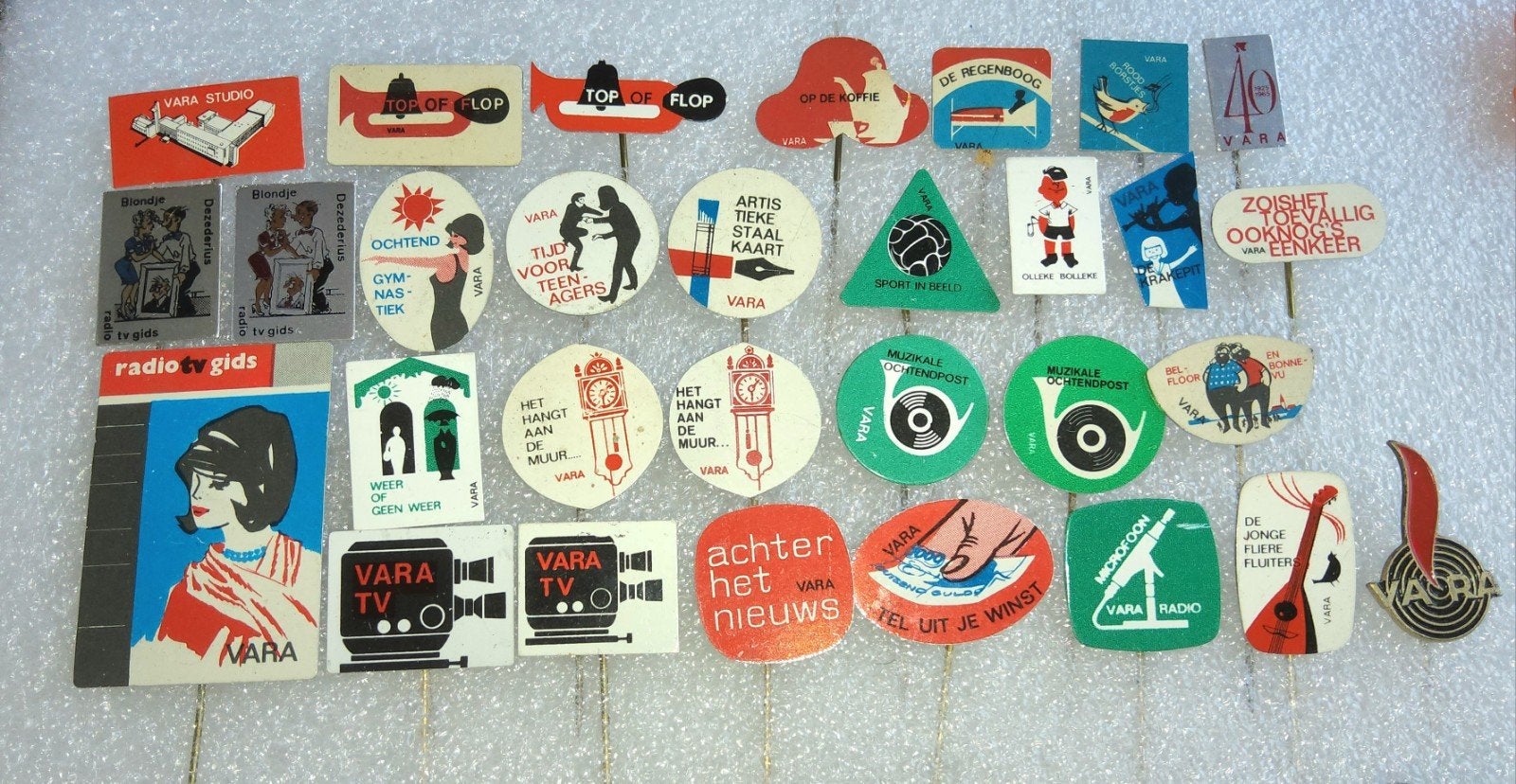 30 Vintage VARA Speldjes - Unieke Collectie, Ophalen of Verzenden, Gebruikt, Overige onderwerpen, Speldje of Pin