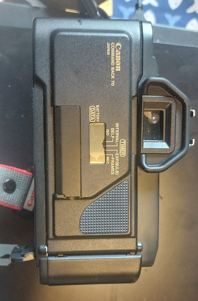 Canon T70 spiegelreflexcamera met tas - werking onbekend