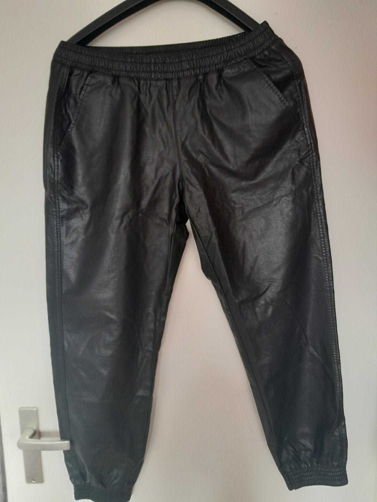 Zwarte imitatie leren jogger broek, Maat 42/44 (L), Ophalen of Verzenden, Zo goed als nieuw, Driekwart