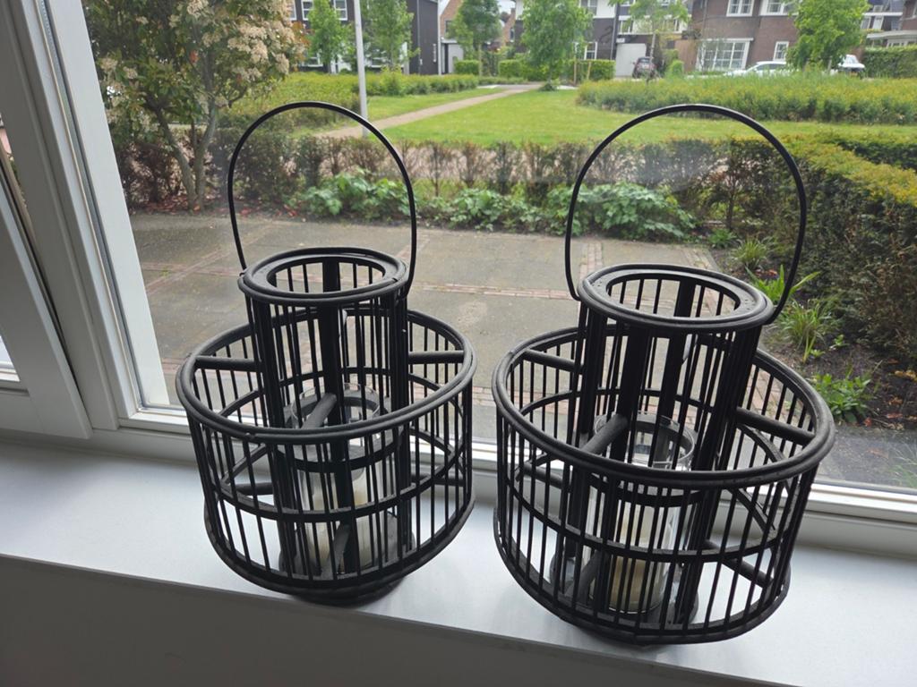 2x Houten windlicht., Huis en Inrichting, Woonaccessoires | Kandelaars en Kaarsen, Ophalen, 25 tot 50 cm, Zwart, Zo goed als nieuw