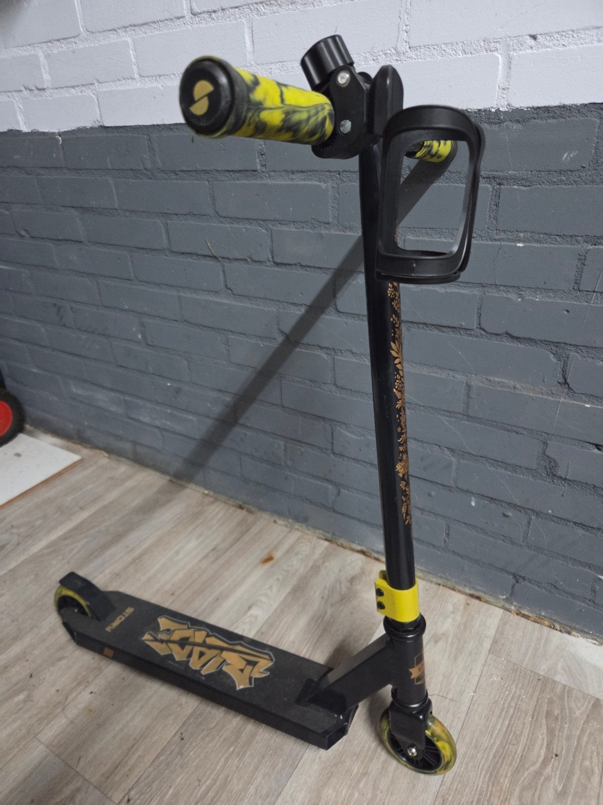 stundstep met bekerhouder zwart en goud voor kids, Fietsen en Brommers, Ophalen of Verzenden, Zo goed als nieuw, Gewone step