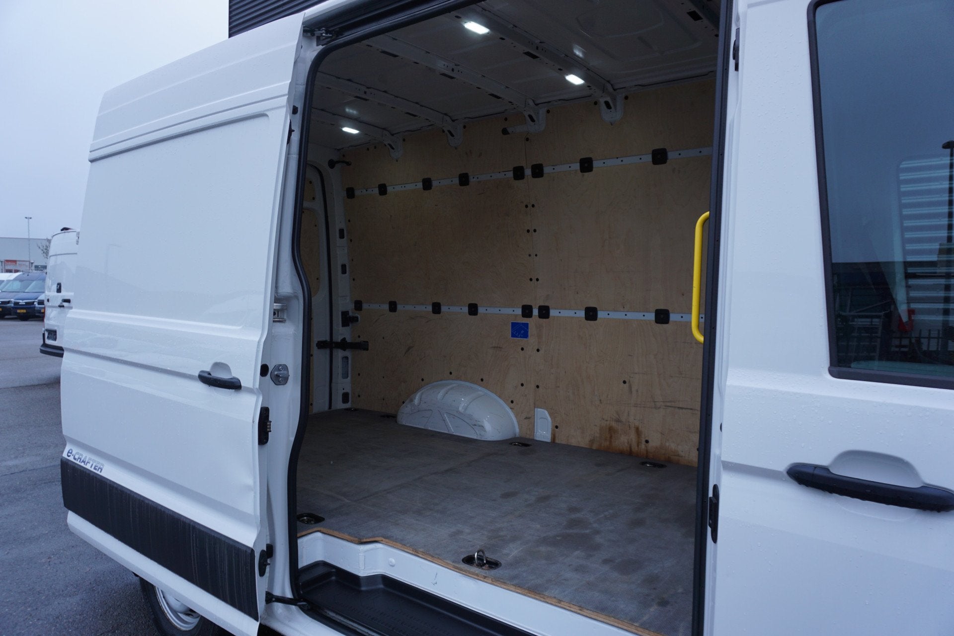 Volkswagen Crafter e-Crafter L3H3/L2H2 36 kWh 136pk LED Appl, Auto's, Bestelauto's, Gebruikt, Zwart, Volkswagen, Wit