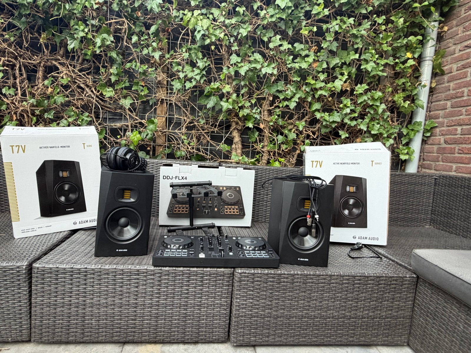 Foto 3 van Complete DJ-set: Pioneer DDJ-FLX4, Adam Audio T7V, Devine