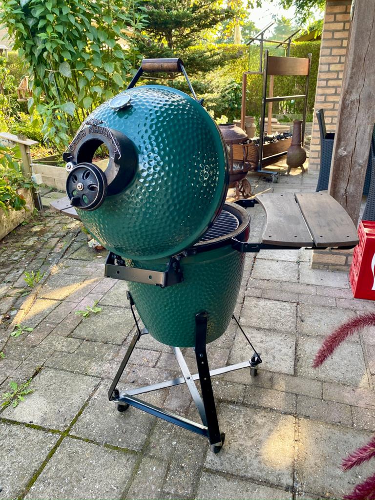Big Green Egg Medium met accessoires, Tuin en Terras, Houtskoolbarbecues, Ophalen, Zo goed als nieuw, Met accessoires