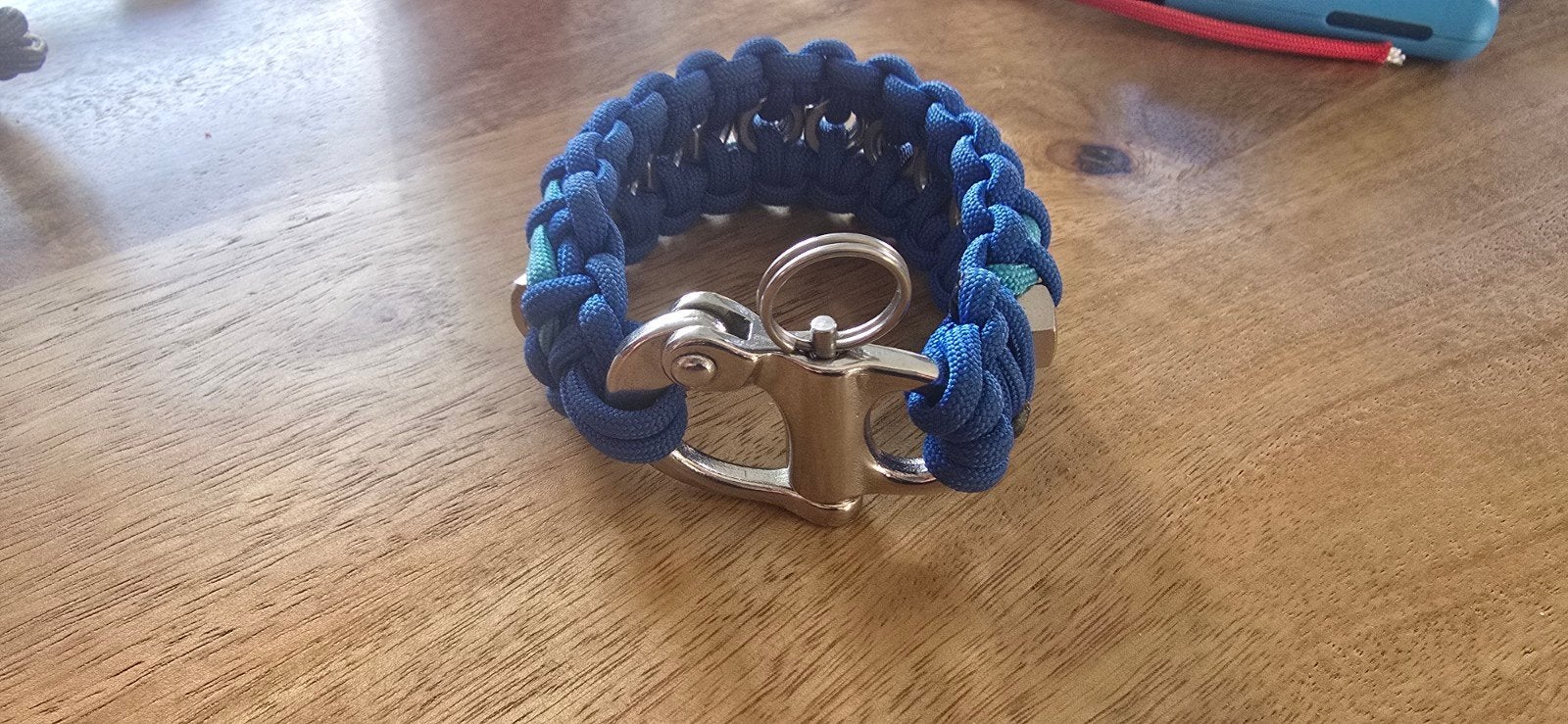 Handgemaakte paracord armband met moeren en panieksluiting, Ophalen of Verzenden, Nieuw, Blauw, Overige materialen