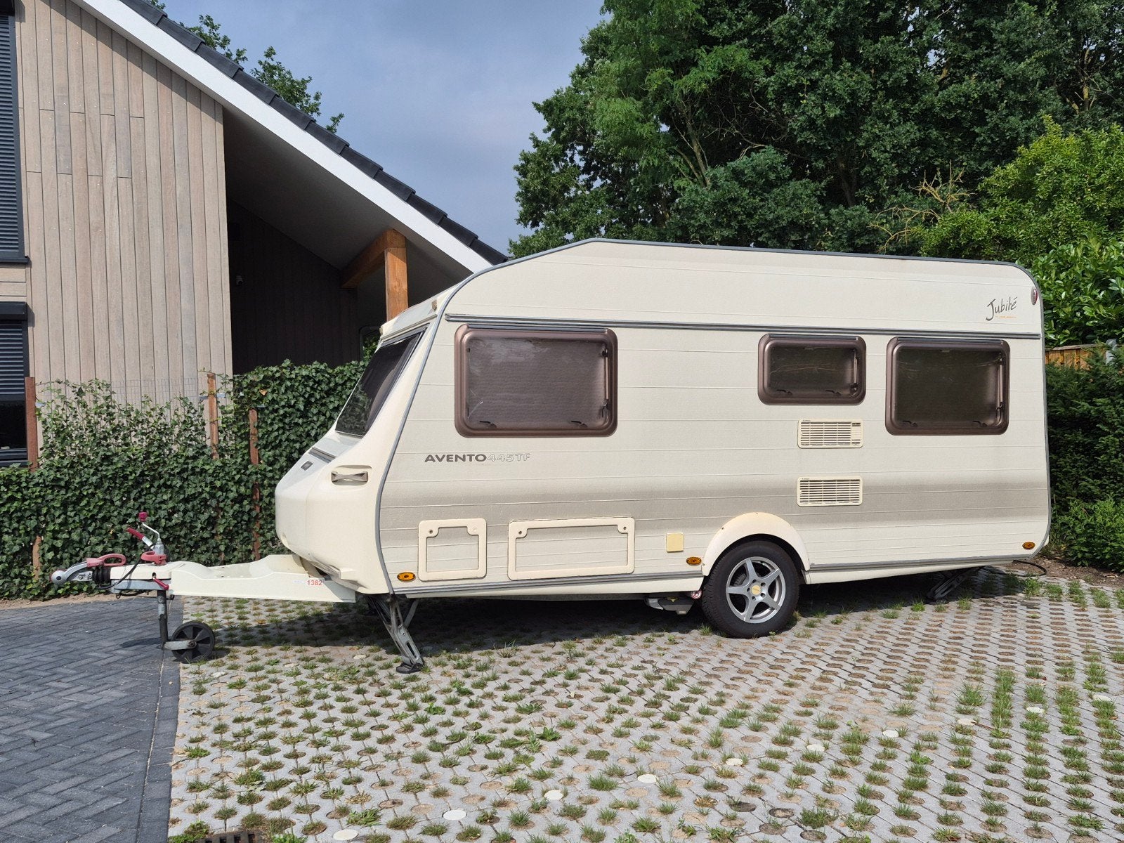 Avento Jubilee 445 met mover, zakluifel en voortent, Mover, Treinzit, Particulier, 4 tot 5 meter
