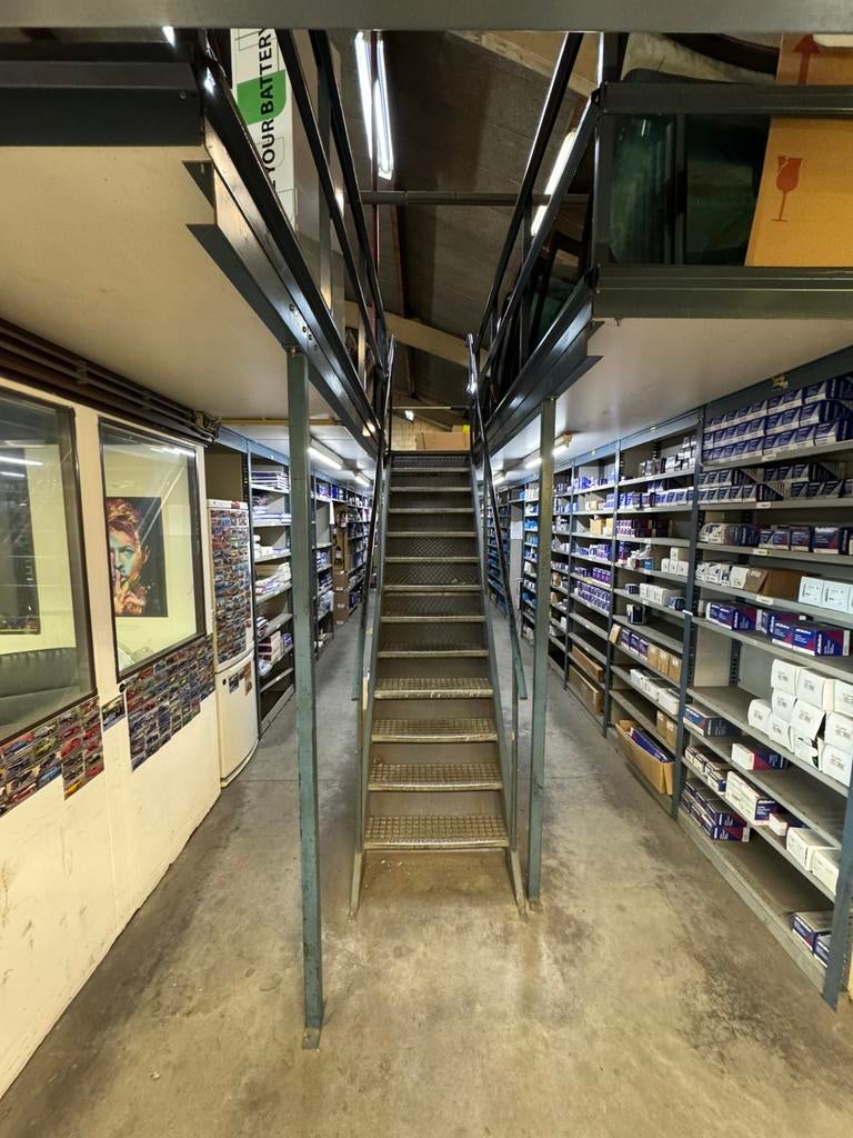 325 meter legbordstelling, 400m2 entresol, magazijn met trap, Ophalen, Nieuw