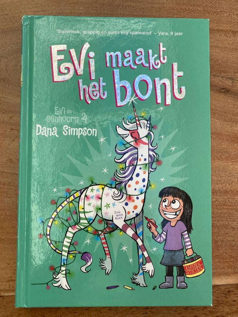Evi maakt het bont - Evi en eenhoorn 4 - Dana Simpson, Boeken, Ophalen of Verzenden, Zo goed als nieuw, Dana Simpson, Fictie algemeen