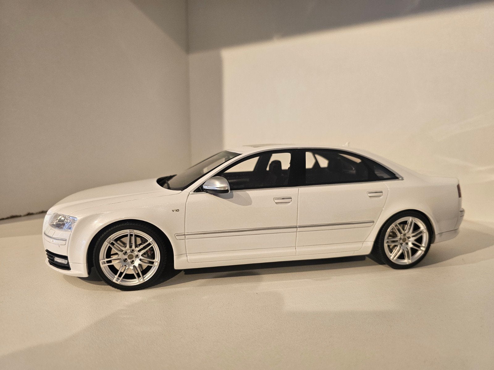 OTTOMOBILE OT699 Audi S8 Wit 1:18 Modelauto, Hobby en Vrije tijd, Ophalen of Verzenden, Zo goed als nieuw, OttOMobile