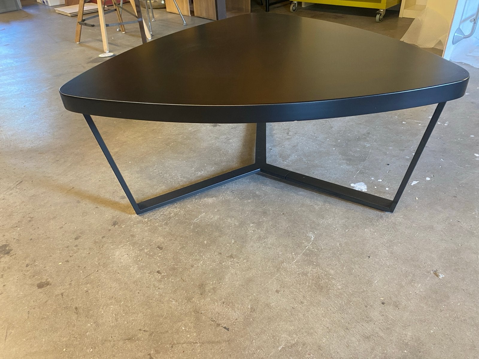 2x Zwarte Driehoekige Salontafels - Showroommodellen, Ophalen, 50 tot 100 cm, Zo goed als nieuw, Metaal