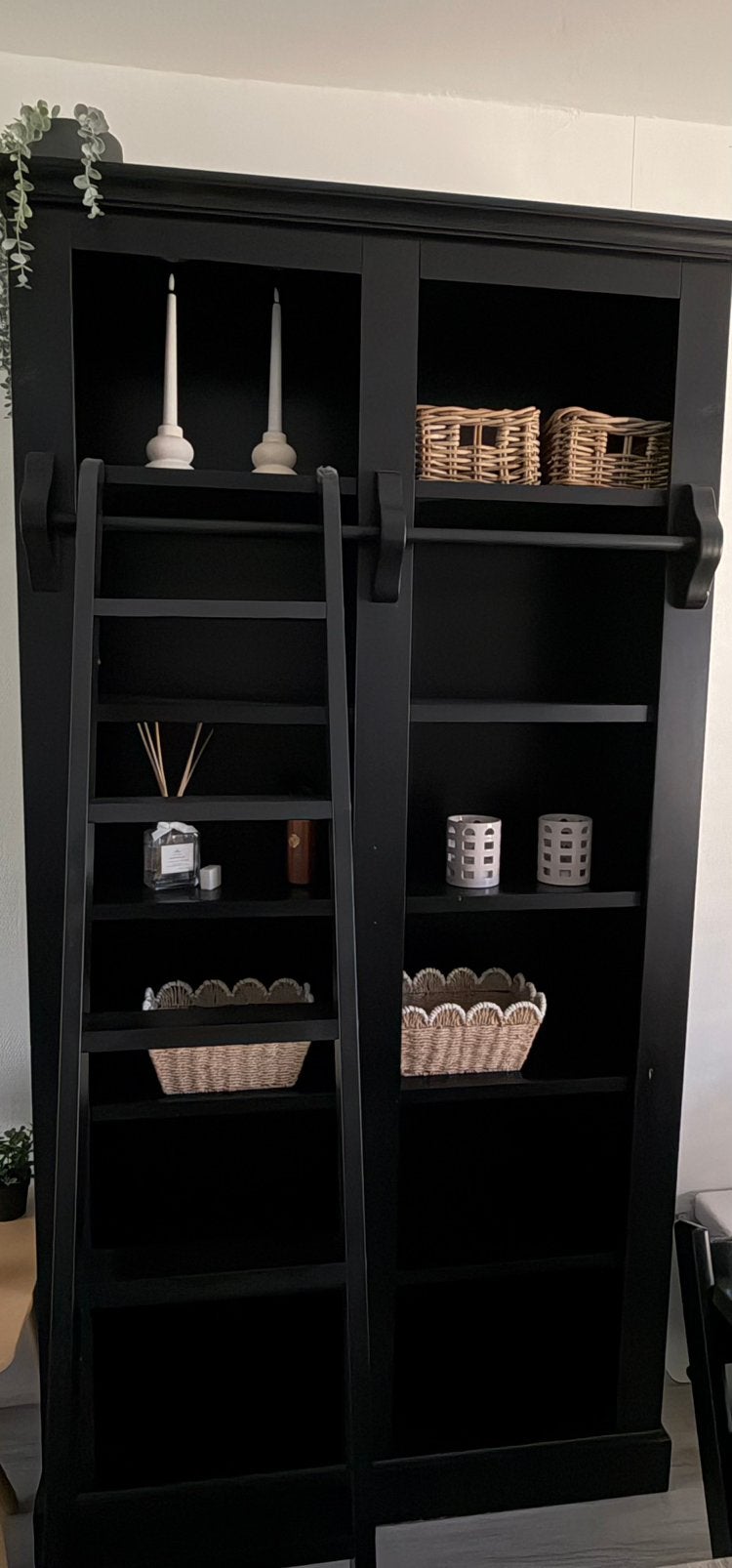Zwarte boekenkast te koop met decoratie trap, Huis en Inrichting, Kasten | Boekenkasten, Ophalen, 100 tot 150 cm, 200 cm of meer