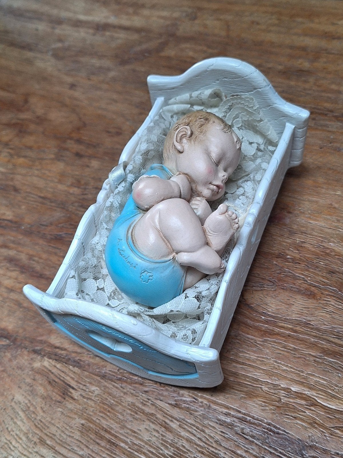 vintage A. Lucchesi beeldje baby popje in babybedje wiegje, Verzamelen, Ophalen of Verzenden, Gebruikt, Mens