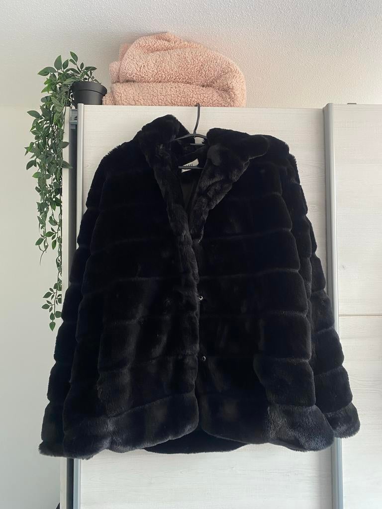 Zwarte bontjas met capuchon, S/M, nooit gedragen, Ophalen, Zo goed als nieuw, Maat 38/40 (M), Zwart