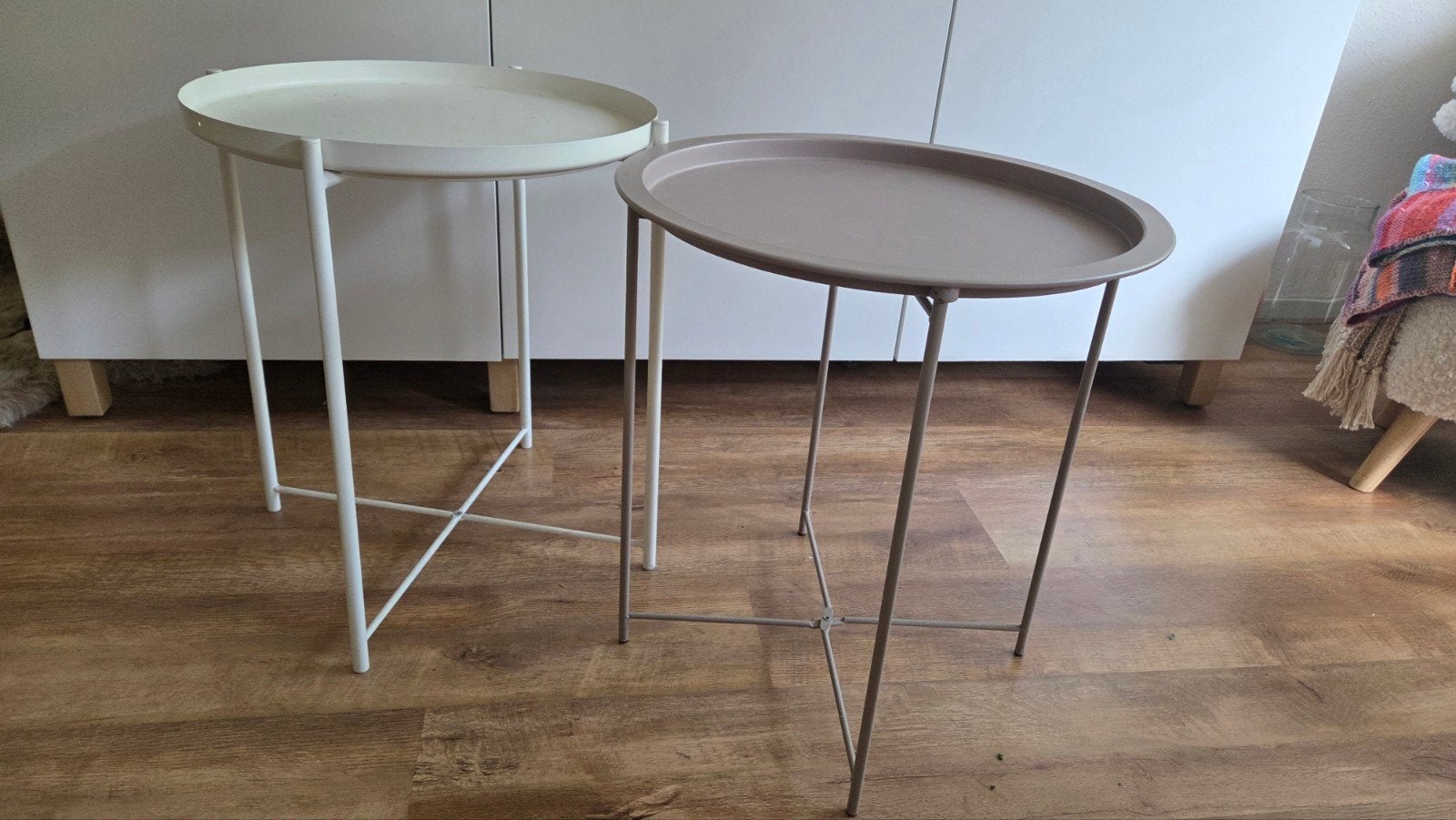 Set van 2 bijzettafels - wit en taupe, Minder dan 55 cm, Metaal of Aluminium, Rond, Zo goed als nieuw