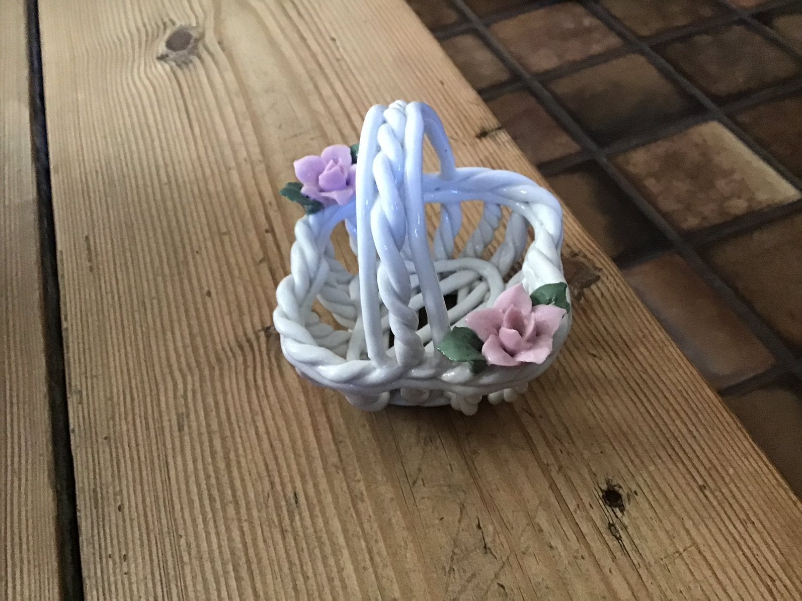 Vintage korfje mandje in geslingerd porselein, Antiek en Kunst, Ophalen of Verzenden