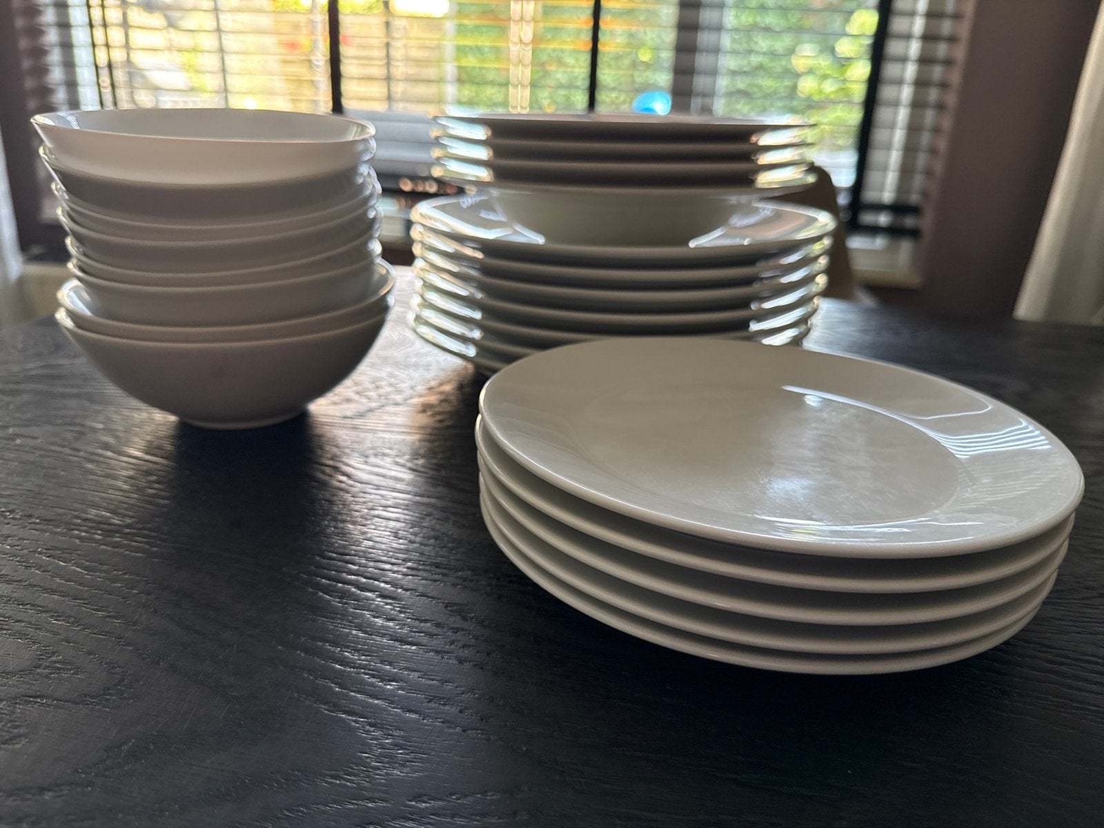 Wit servies: borden, kommen en diepe borden, Ophalen, Gebruikt, Keramiek, Modern