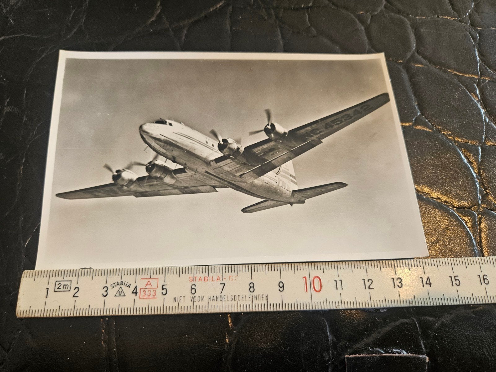 Zwart-wit foto Douglas DC-4-1009 vliegtuig, Verzamelen, Luchtvaart en Vliegtuigspotten, Ophalen of Verzenden, Gebruikt