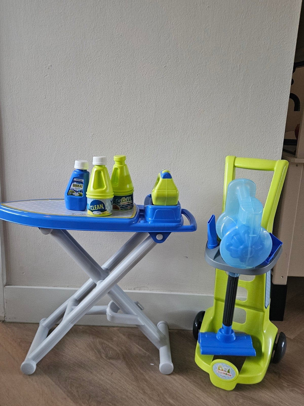 Speelgoed schoonmaakset met strijkplank en stofzuiger, Ophalen, Zo goed als nieuw, Jongen of Meisje