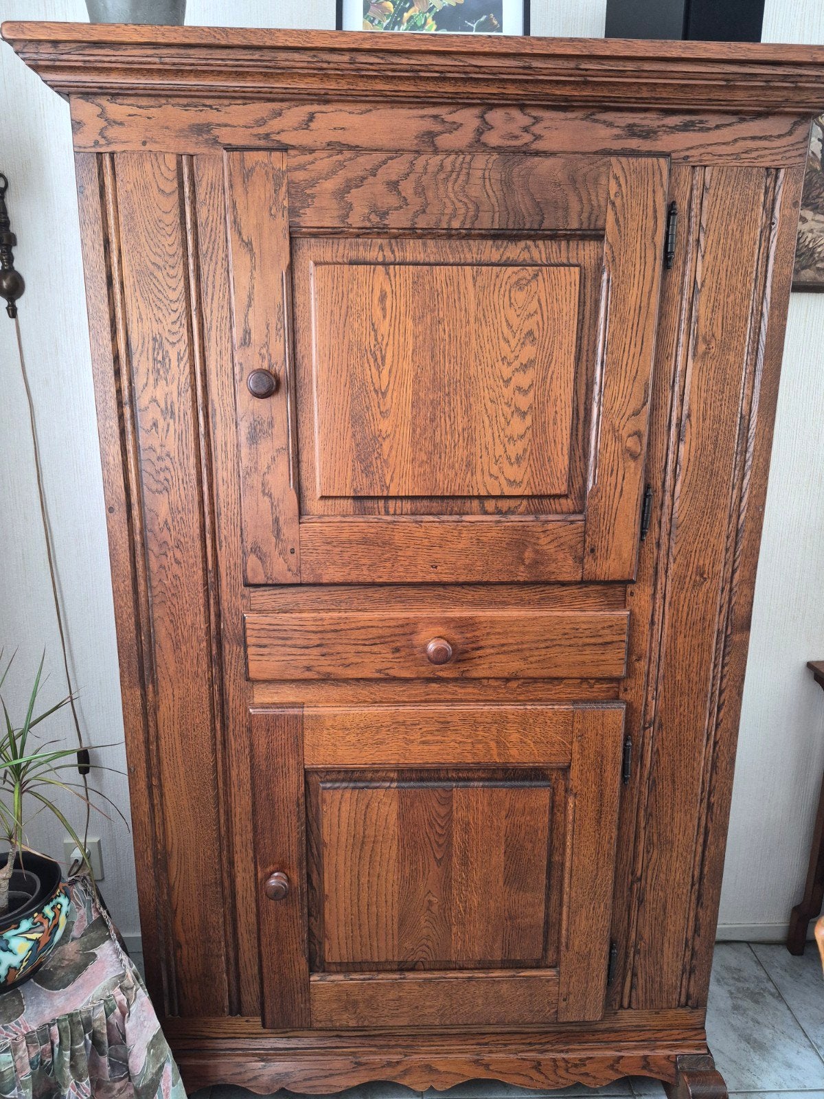 Vintage massief donker eiken houten kast. Met lade., Ophalen