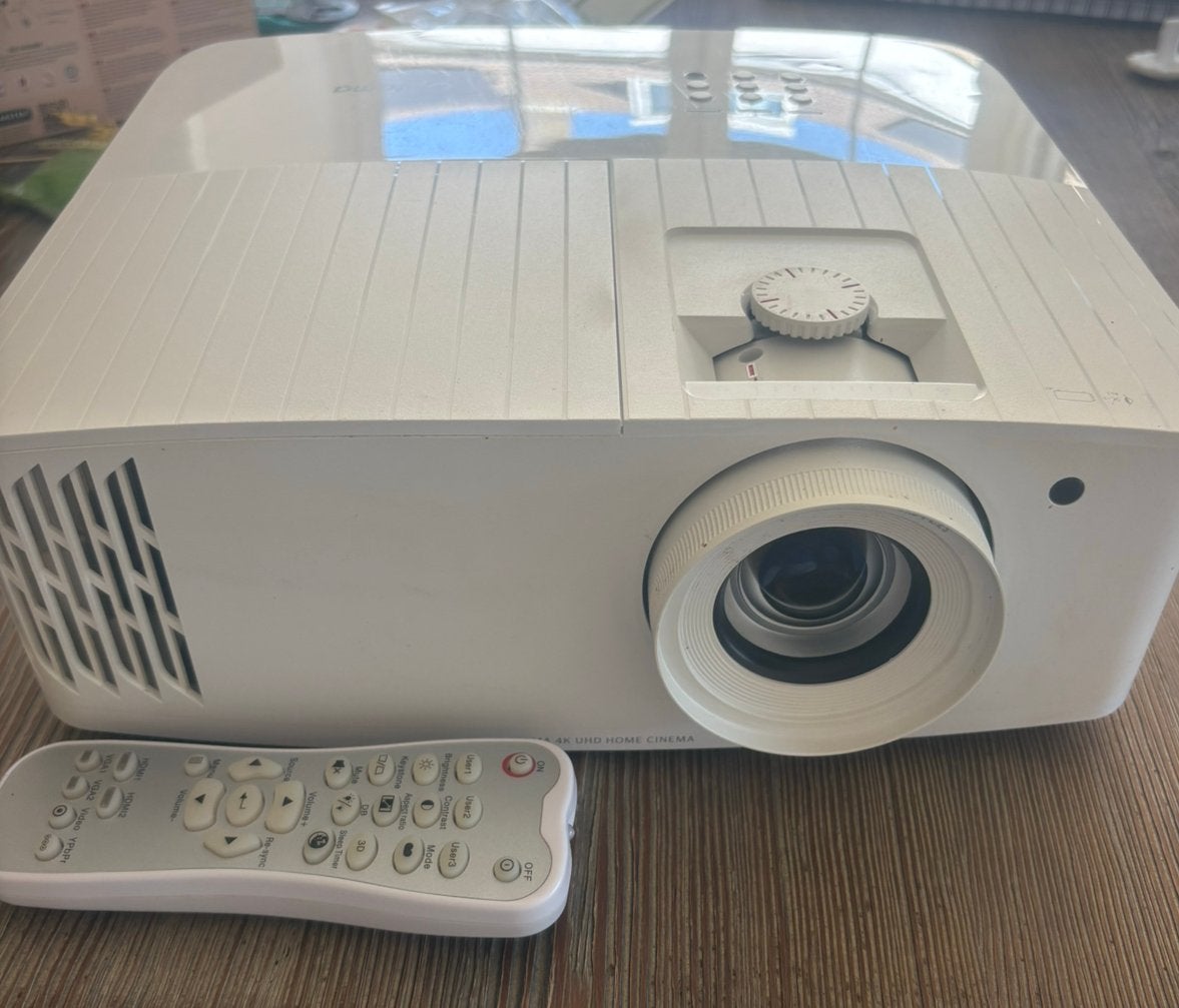 Optoma UHD42 4K beamer + 106” projectiescherm +plafondbeugel, Ophalen, Zo goed als nieuw, Ultra HD (4K)
