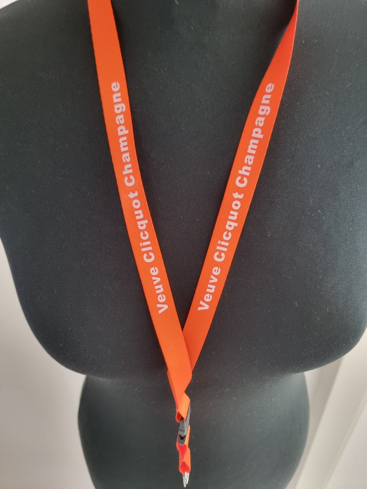 Veuve Clicquot Champagne Sleutelhanger Lanyard, Ophalen of Verzenden, Nieuw, Oranje, Overige materialen