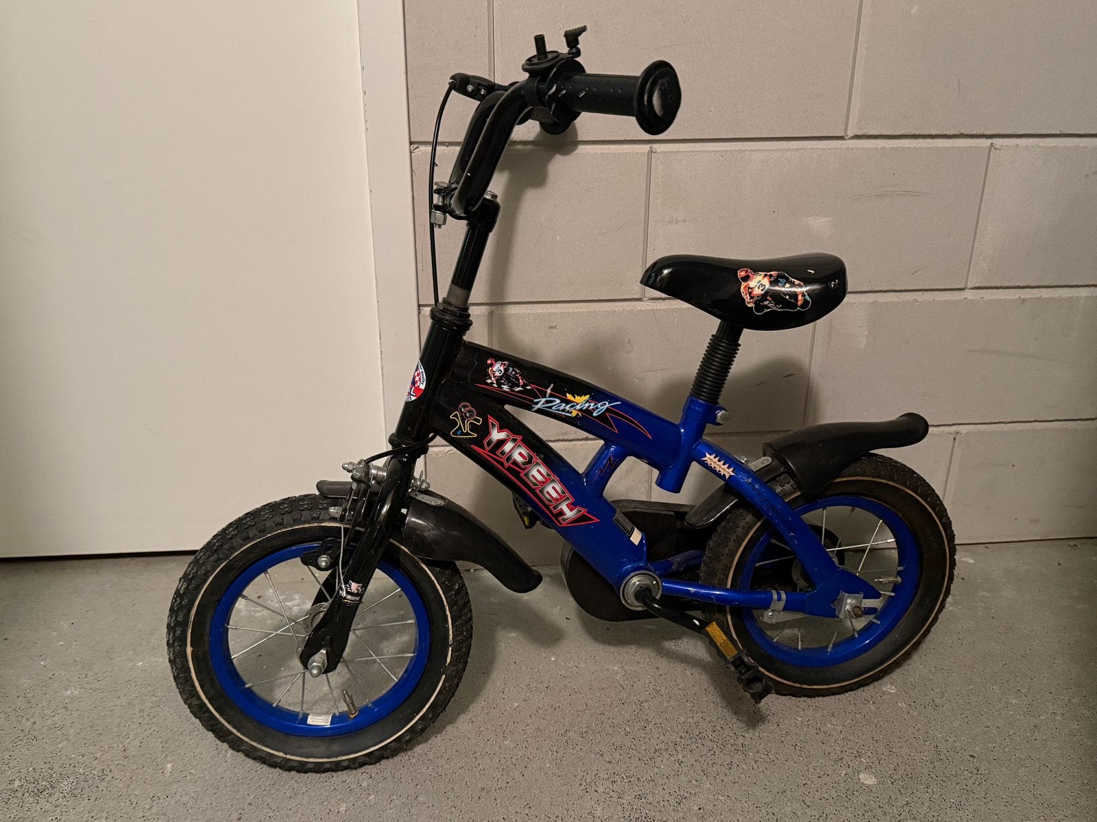 Kinderfiets Yipeeh Racing 12 inch - Blauw/Zwart, Fietsen en Brommers, Ophalen, Gebruikt, Terugtraprem, Minder dan 16 inch