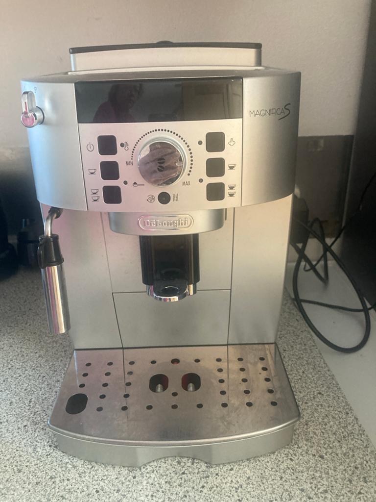 De'Longhi Magnifica S koffiemachine - lekt water, Witgoed en Apparatuur, Koffiezetapparaten, Ophalen, Afneembaar waterreservoir