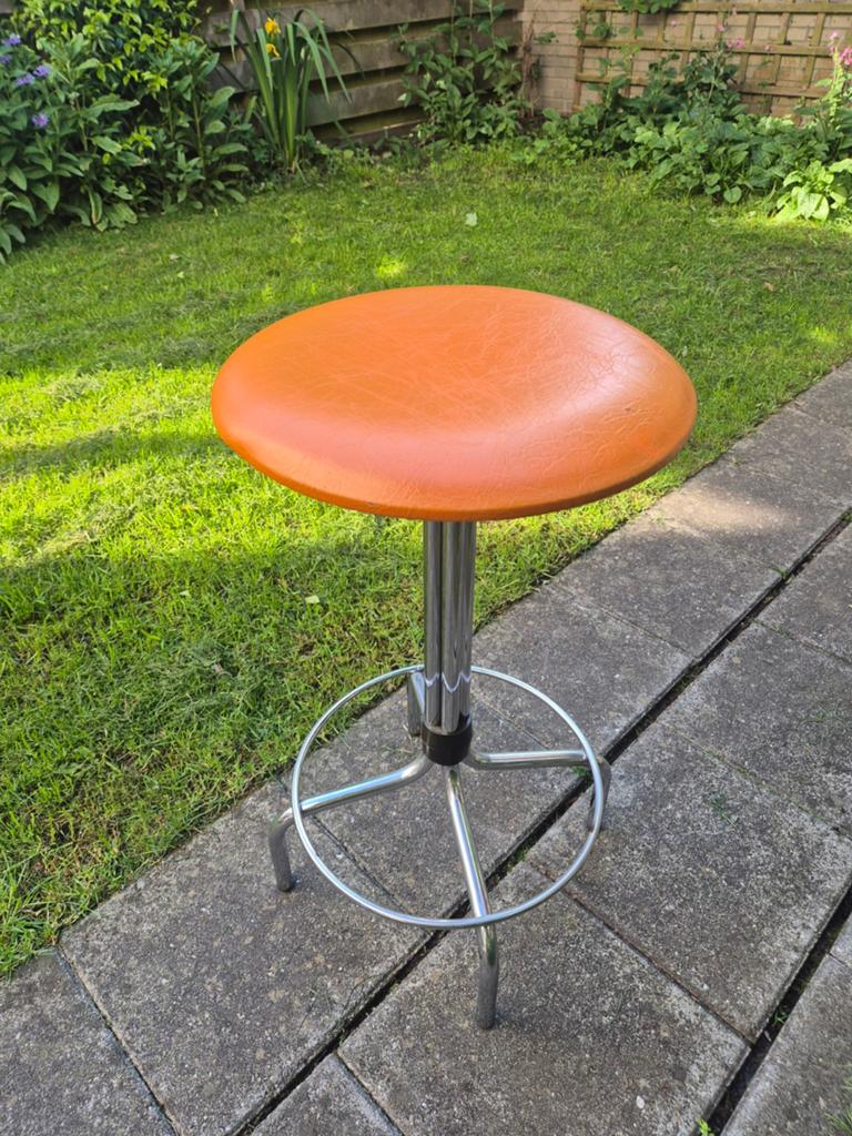 Vintage Brabantia barkruk - Oranje zitting, chroom onderstel, Gebruikt, Met voetsteun, 60 tot 90 cm, Ophalen of Verzenden