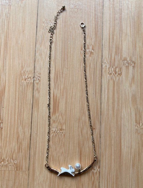Goudkleurige ketting met konijntje en imitatie parel, Sieraden, Tassen en Uiterlijk, Kettingen, Ophalen of Verzenden, Zo goed als nieuw