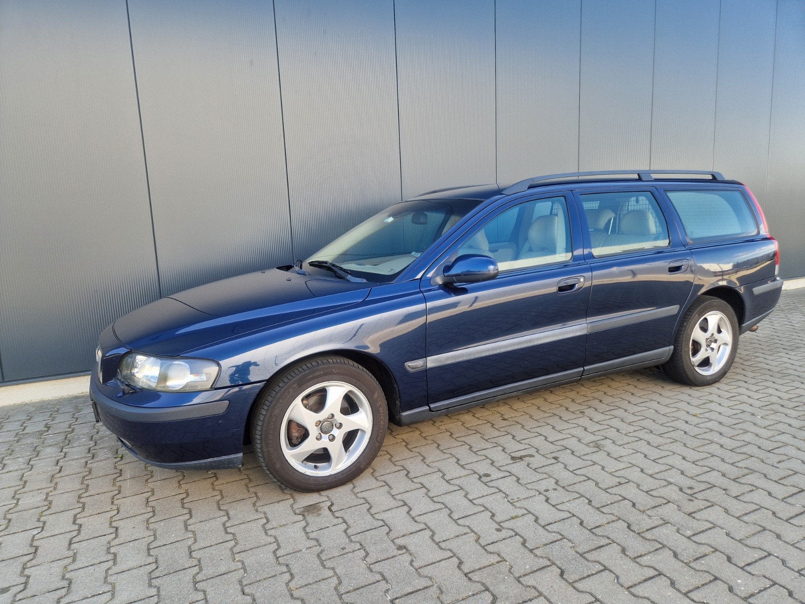 Volvo V70 2.4 D5 AUT 2002 Blauw, Auto's, Volvo, 1800 kg, Beige, 197 €/maand, Blauw