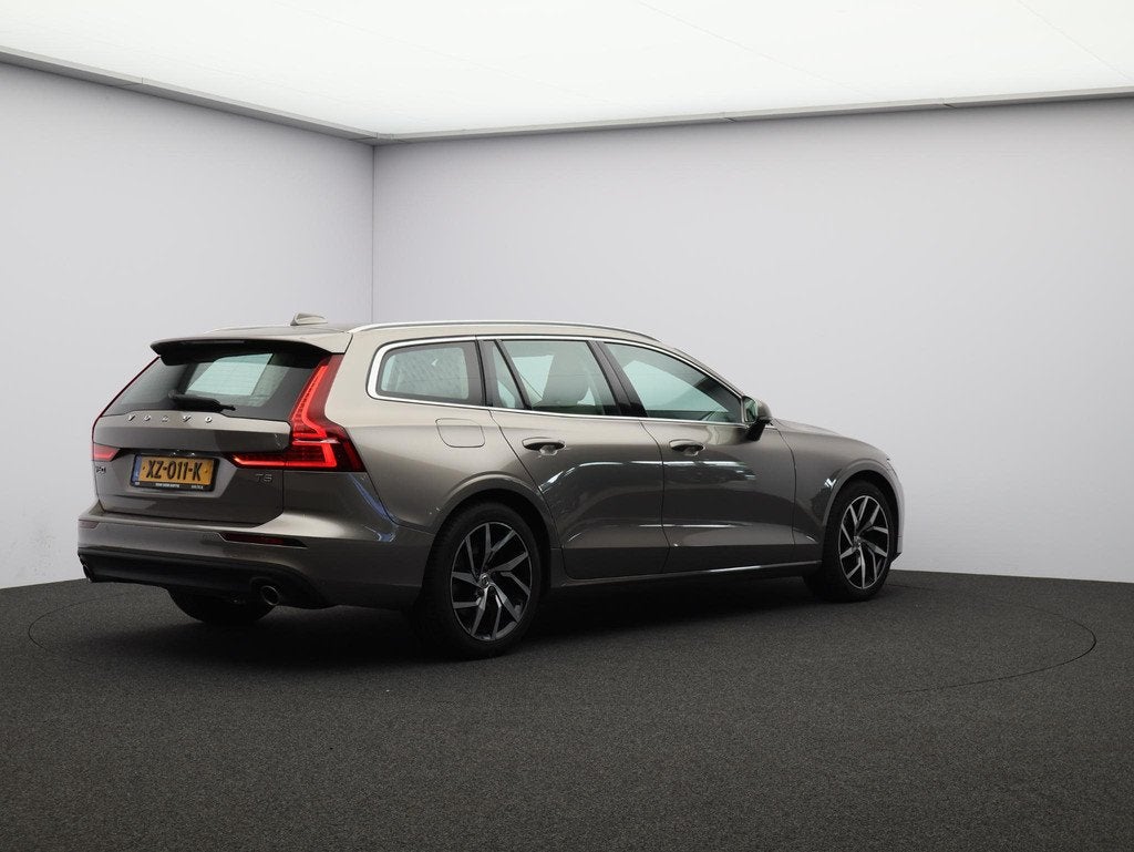 Volvo V60 2.0 T5 Momentum Pro / Adaptive Cruise / Pilot Assi, Auto's, 15 km/l, Euro 6, 4 cilinders, Leder en Stof