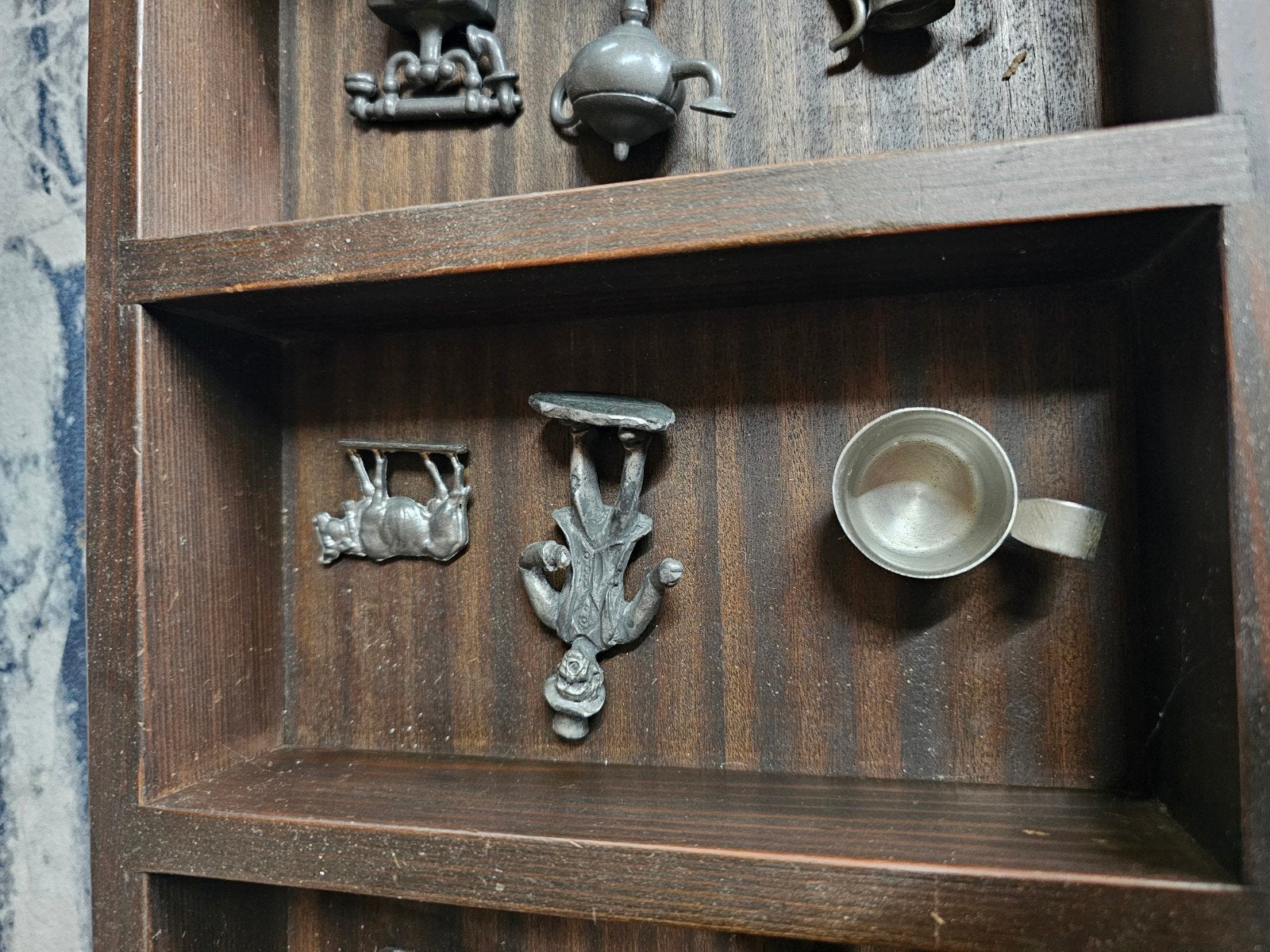 Antieke houten vitrinekast met miniatuur tinnen voorwerpen, Ophalen, Gebruikt