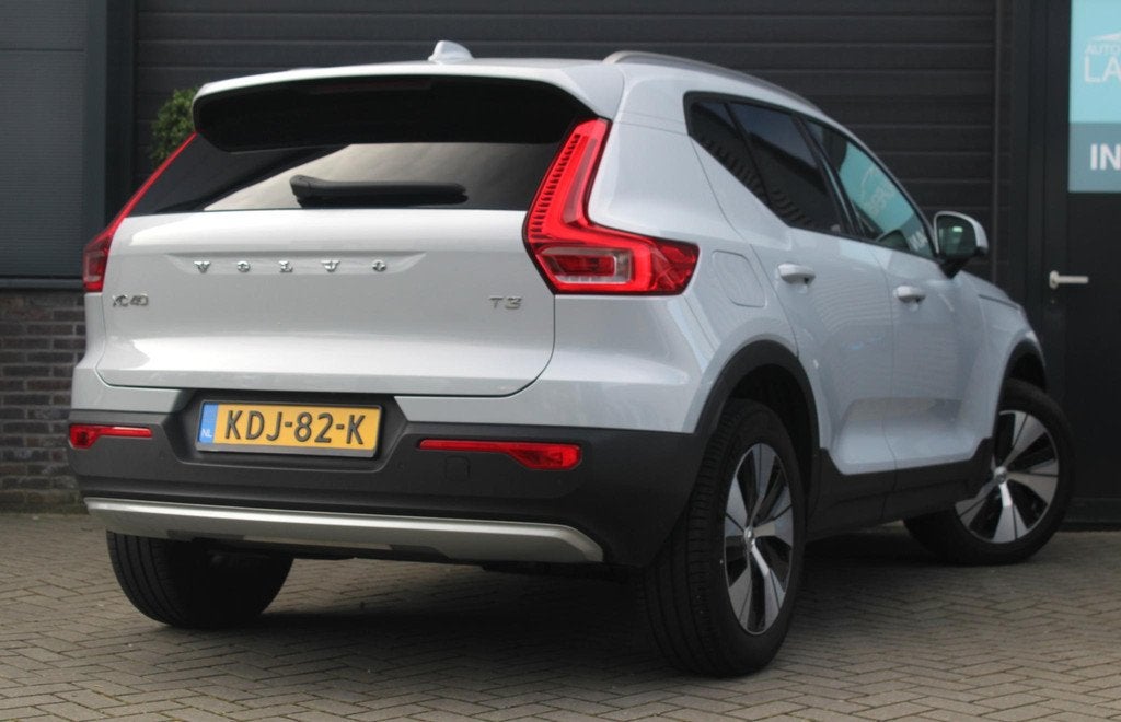 Volvo XC40 1.5 T3 Momentum | Pano | Stoel en stuurverwarming, Auto's, Volvo, 1525 kg, Gebruikt, Euro 6, Leder en Stof