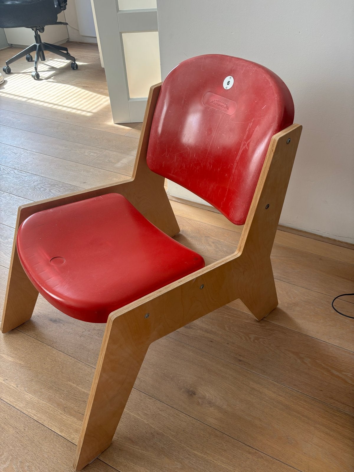 Rode Arena Stadionstoel - Uniek Design, Huis en Inrichting, Stoelen, Gebruikt, Verzenden, Eén, Rood