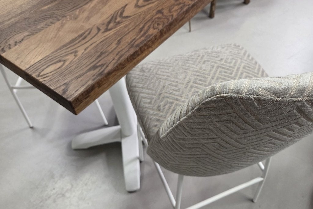 Leuk barset: halfhoge bartafel + 2 barstoelen wit grijs hout, Ophalen, Met voetsteun, 60 tot 90 cm, Zo goed als nieuw